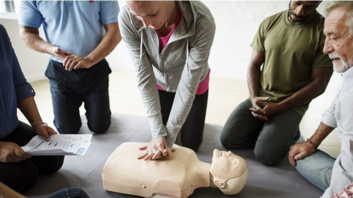 Учимся спасать жизни: 5 приёмов первой помощи, которыми следует овладеть
