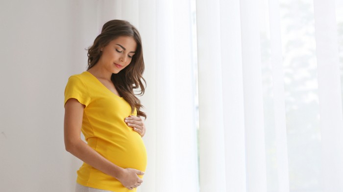 Как скрыть беременность на ранних сроках: советы стилиста