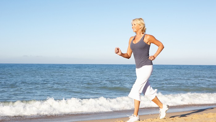 5 эффективных упражнений для женщин 40+, которые проще и безопаснее, чем бег
