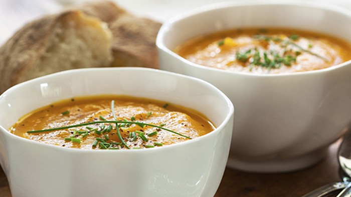 Морковный суп со сливками, фасолью и копчёностями