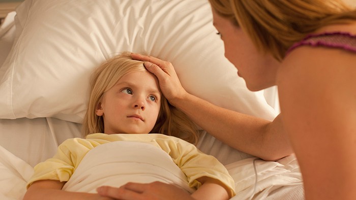 3 основных симптома менингита, которые важно знать родителям