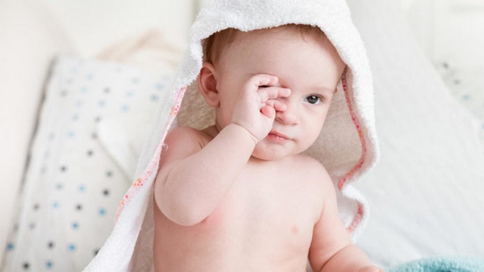 5 причин, почему младенцы трут глазки