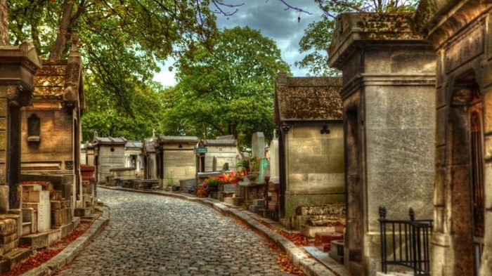 10 самых известных кладбищ с призраками
