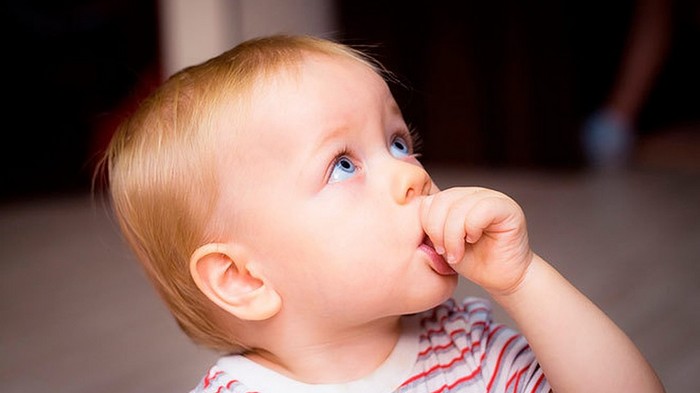 Неврозы у детей: почему кроха сосет палец и ковыряется в носу