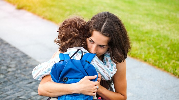 Стоп, истерика: 10 фраз, которые следует говорить ребенку вместо Перестань плакать