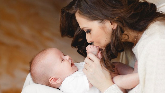 Можно ли целовать ребенка в губы: полезные советы мамы и психолога