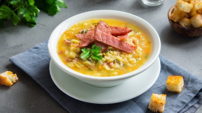 Рецепт согревающего горохового супа с копченостями