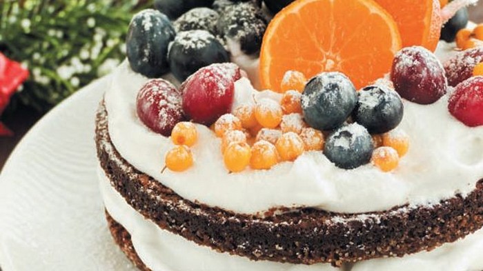 Рецепт биквитного торта с фруктами и взбитыми сливками