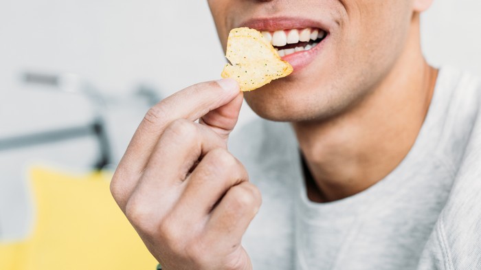 Подросток 10 лет подряд ел чипсы: что с ним случилось