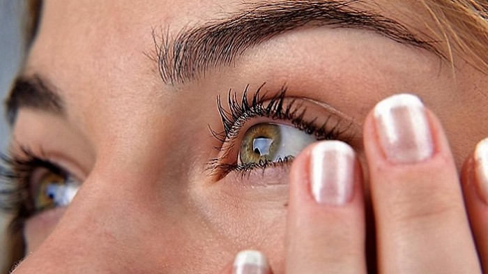 Почему дергается глаз: причины нервного тика