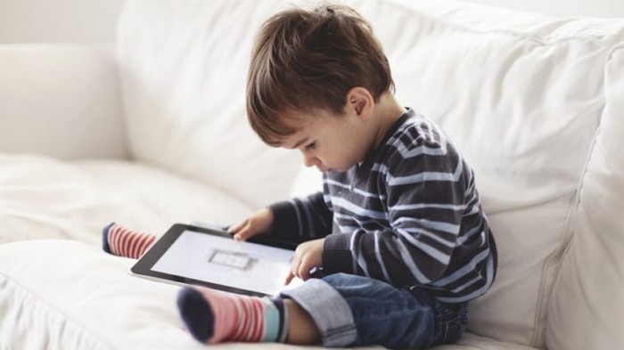 Чем планшет и компьютер опасны для маленьких детей: научный ответ