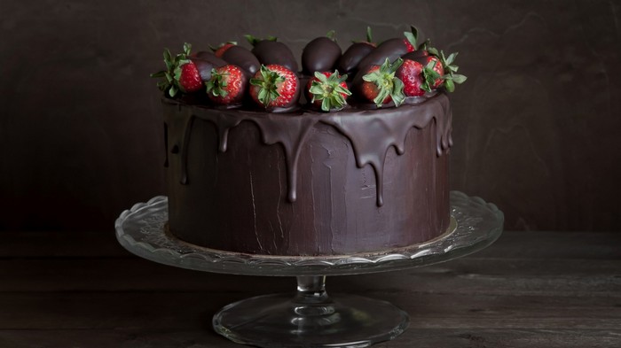 Как приготовить шоколадный торт с фруктами и глазурью