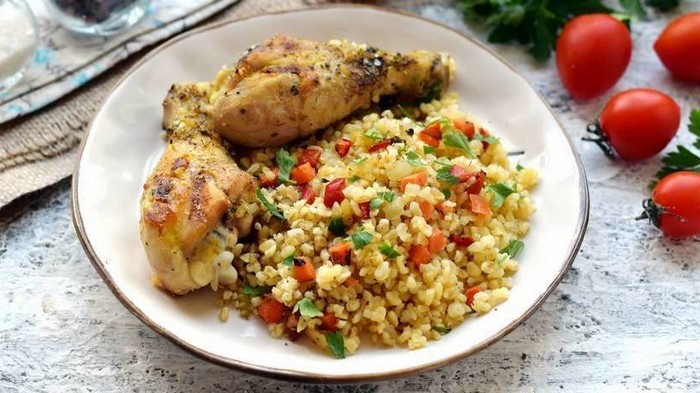 Булгур с курицей и овощами на сковороде: рецепт дня
