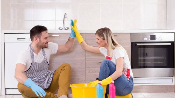 6 простых, но эффективных способов приобщить мужчину к уборке
