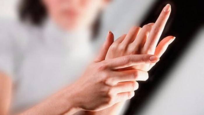 Почему немеют руки: 7 причин сходить к врачу