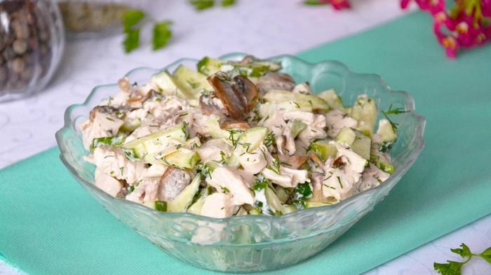 Как приготовить салат с курицей, грибами и огурцами