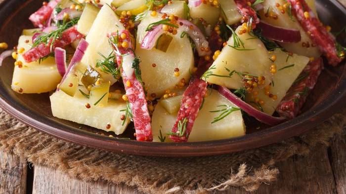 Рецепт картофельного салата с маринованными огурцами и салями