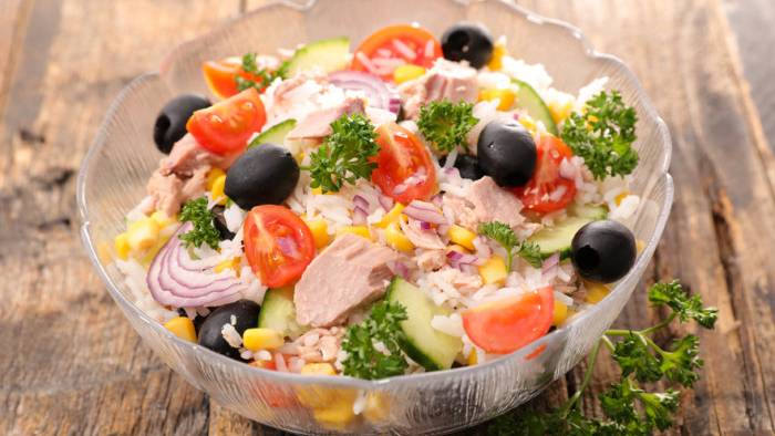 Рецепт легкого салата с тунцом, кукурузой и овощами