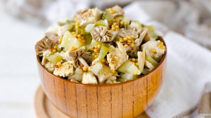 Рецепт простого картофельного салата с маринованными грибами