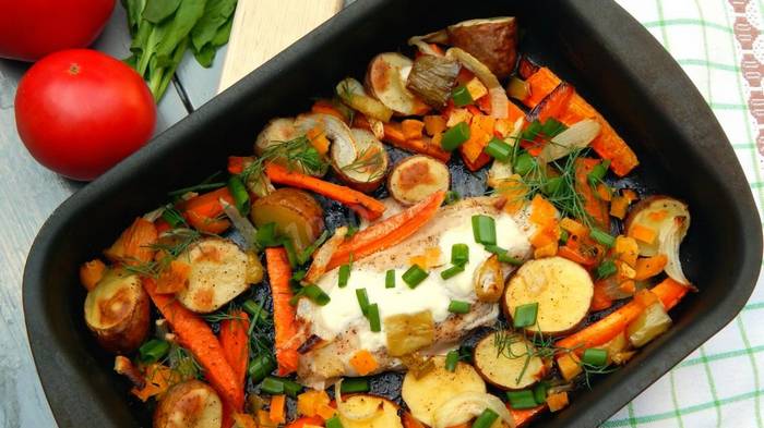 Рецепт полезного салата из запеченной куриной грудки с овощами