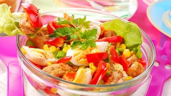 Рецепт вкусного салата из копченой курицы с кукурузой и свеклой
