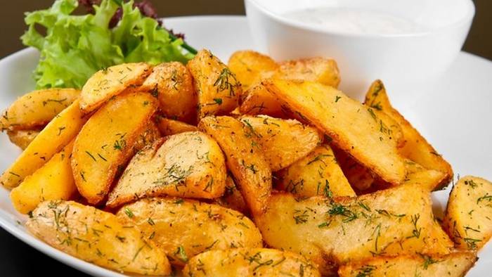 Хрустящая картошка дольками в духовке: рецепт дня