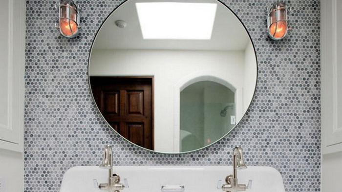 зеркало без рамы в ванной комнате