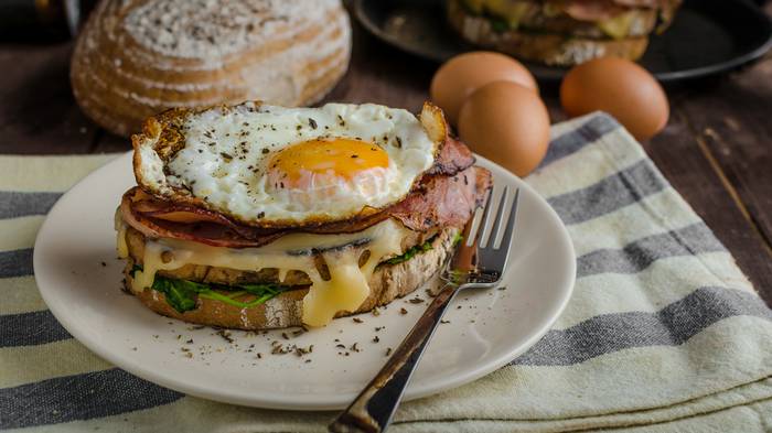 Рецепт сытного завтрака: французский сэндвич