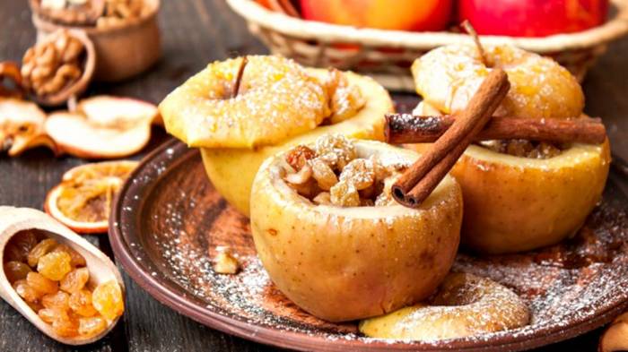 Полезный десерт: 3 простых рецепта печеных яблок