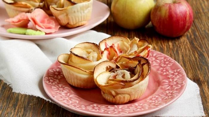 Десерт из детства: запеченные яблоки в слоеном тесте с орехами