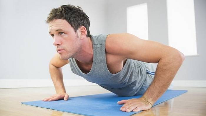 Как накачать грудные мышцы в домашних условиях: эффективные упражнения