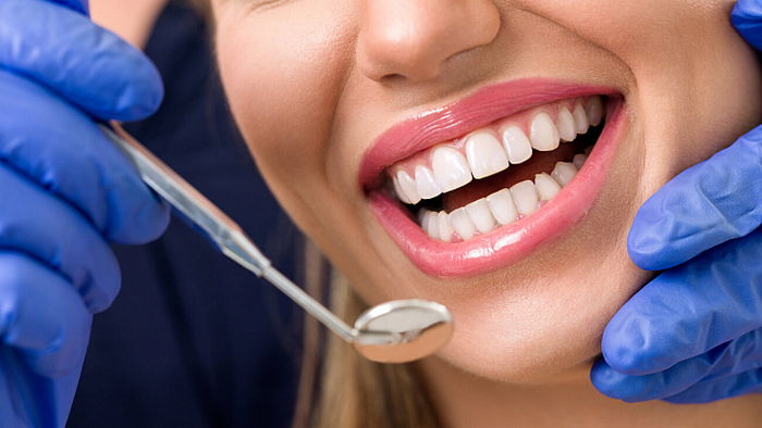 Как правильно восстановить зубы керамическими коронками у стоматолога?