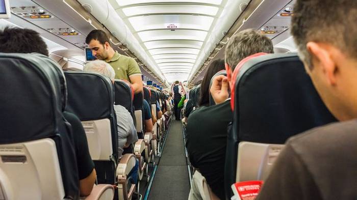 Два важных правила: как откидывать спинку кресла в самолете