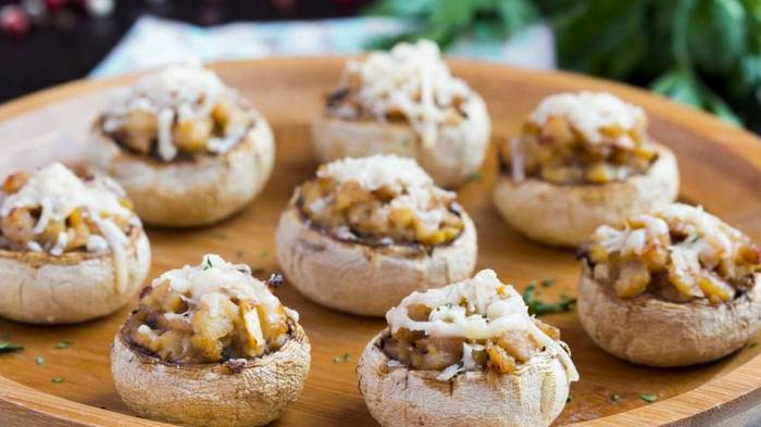 Рецепт оригинальной закуски: фаршированные грибы с сыром и медом