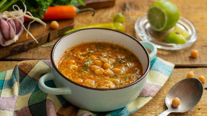 Как сварить пряный суп из нута с чесноком и кинзой