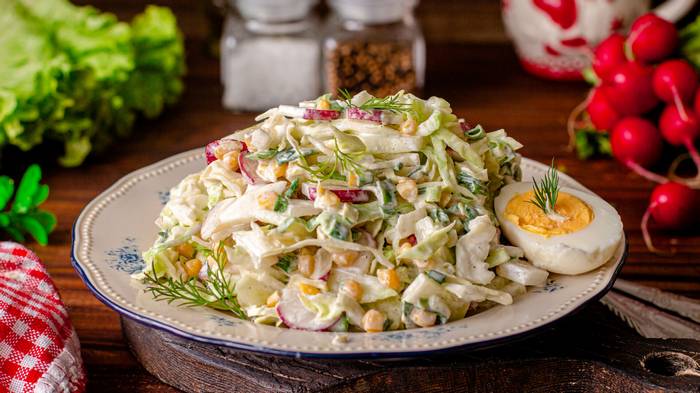 Рецепт легкого весеннего салата с редисом и зеленым горошком