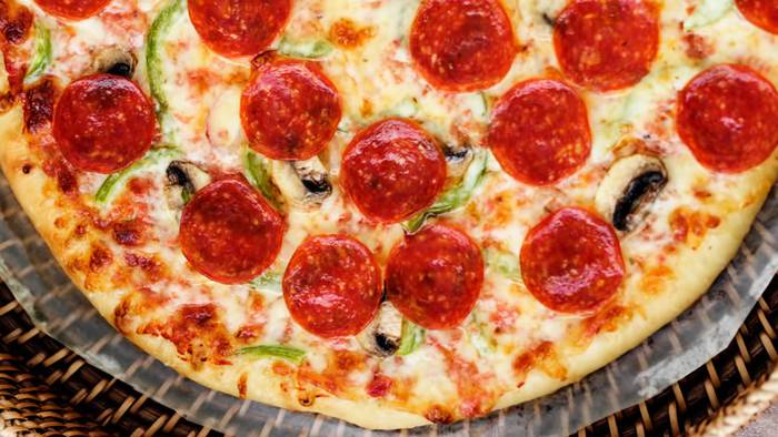 Как приготовить вкусную и недорогую пиццу дома?
