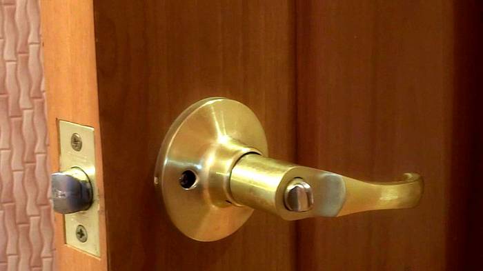 Как открыть замок входной двери без ключа?