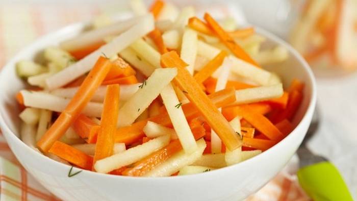 Простой салат из моркови и яблок