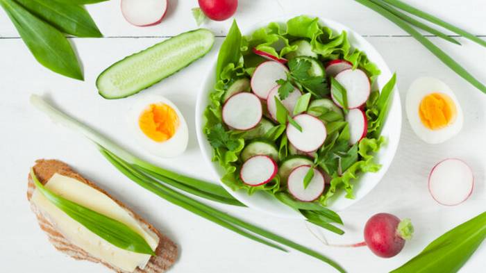 Весенние салаты из черемши: три простых рецепта