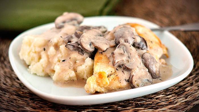 Курица с грибным соусом и картофельным пюре: рецепт дня