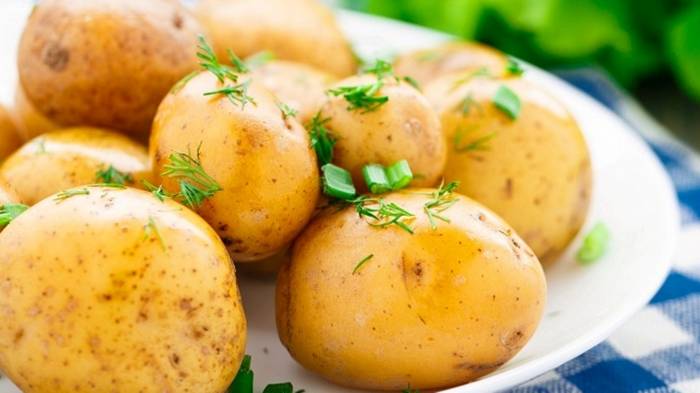 Как быстро почистить молодую картошку: пять простых способов