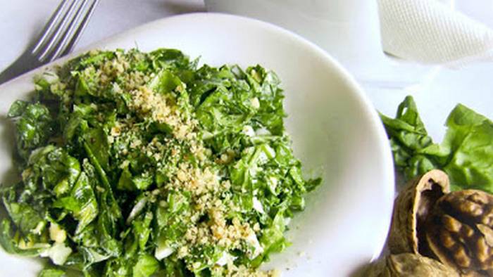 Рецепт витаминного салата из шпината с орехами и сыром