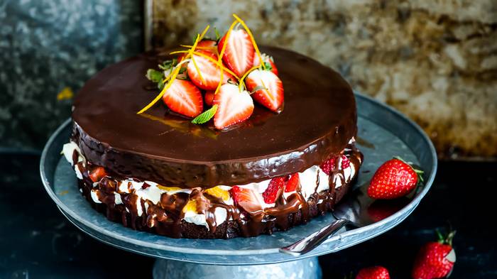 Рецепт торта с клубникой и шоколадом без выпечки