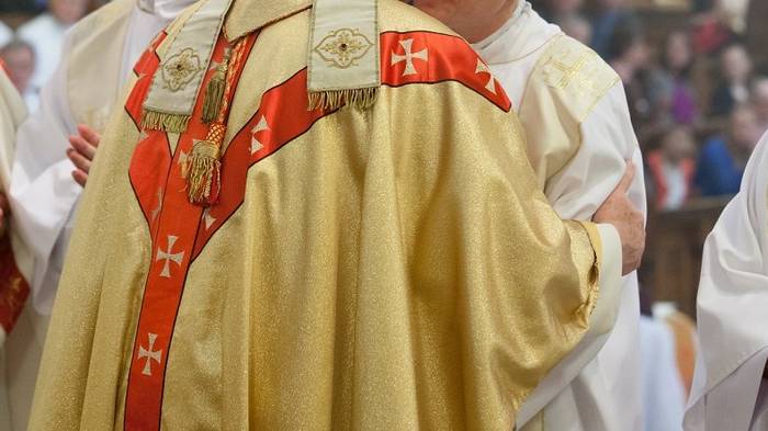 Почему священники облачаются в ризы разных цветов