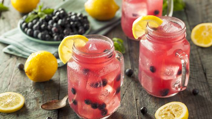 Для жарких летних дней: рецепт необычного лимонада с липой