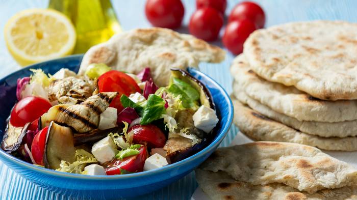 Греческий салат: необычный рецепт с баклажанами и маринованным перцем