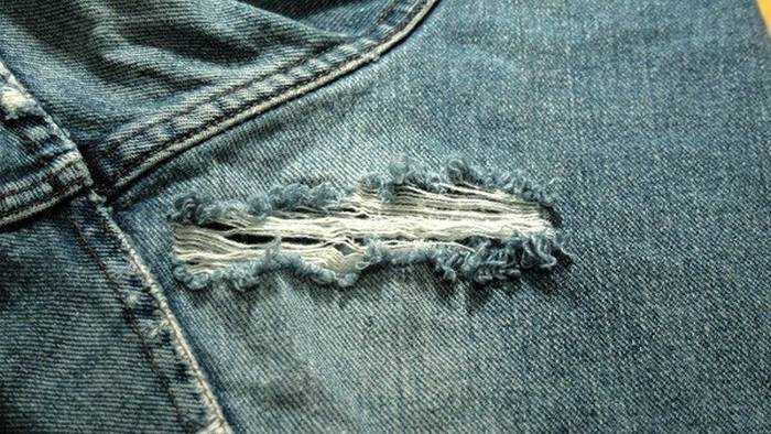 Починка потертых джинсов и как не испортить их окончательно
