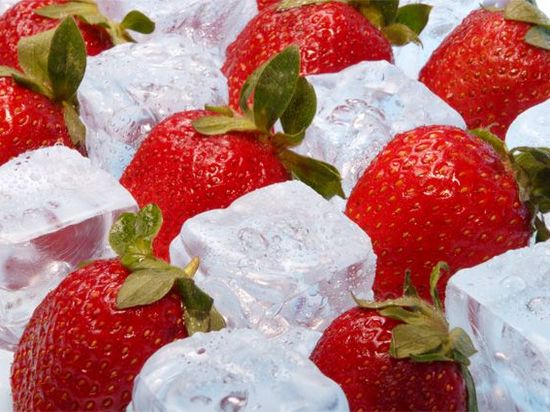 Как замораживать ягоды в бутылках?