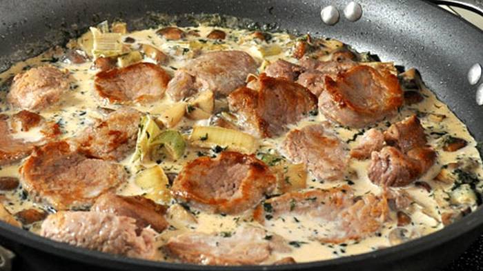 Свинина с лисичками в сливочном соусе: рецепт приготовления